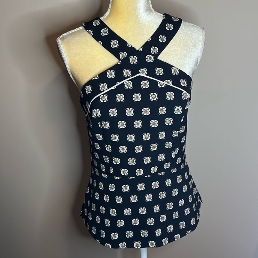 EUC White House Black Market Tank (size 4)